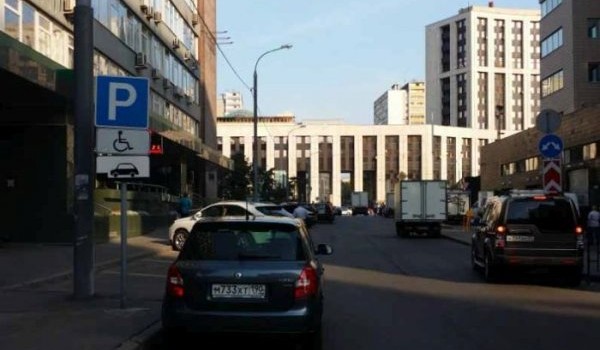 Маленьким автомобилям в Москве могут разрешить парковаться перпендикулярно на параллельных парковках