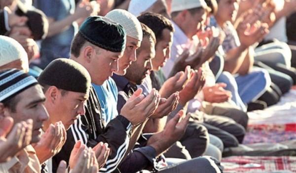 В праздничной коллективной молитве, посвященной Ураза-байрам, приняли участие более 160 тысяч человек