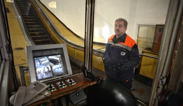 Ремонт эскалатора в переходе станции метро «Менделеевская» планируют завершить 24 июля
