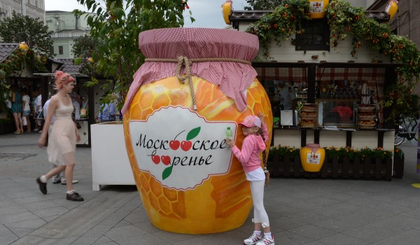 Порядка 7 тыс. банок варенья в день покупают гости праздника «Московское лето. Фестиваль варенья»