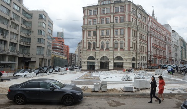 В пешеходных зонах столицы установят выдвижные металлические столбики