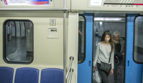 В новых вагонах метро планируется установить дополнительные металлические поручни