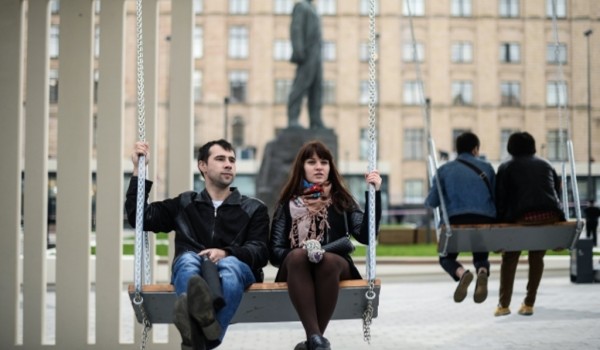 На Триумфальной площади Москвы установили парковые качели