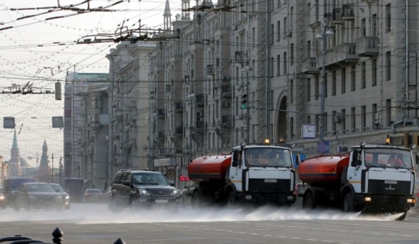 Московские дороги в выходные несколько раз промоют шампунем "Торнадо"