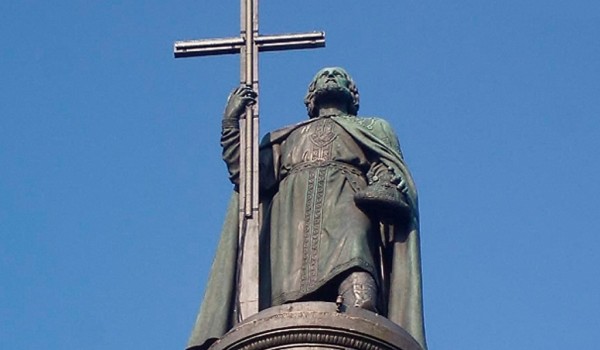 Установка памятника князю Владимиру на Боровицкой площади перенесена на весну 2016 г.