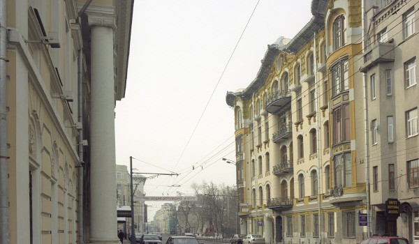 Ветхое здание на Бакунинской улице в центре города реконструируют 