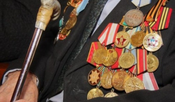 Префект СЗАО Алексей Пашков торжественно поздравил участника ВОВ 1941-1945 гг. Виктора Семёнова с 87-летием