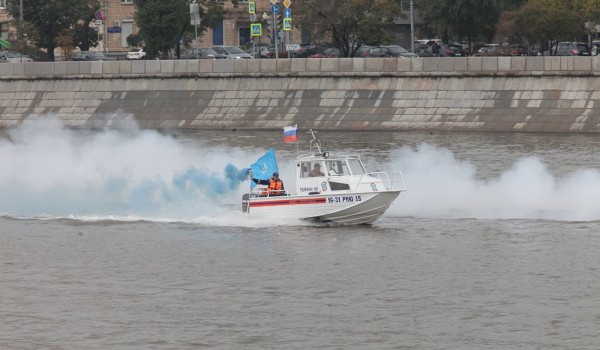 Спасателями ежедневно проводятся более 200 патрулирований по обеспечению безопасности людей на воде в Москве