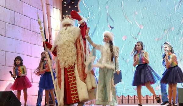 Дед Мороз и Снегурочка открыли свое новогоднее турне в Центральном детском магазине