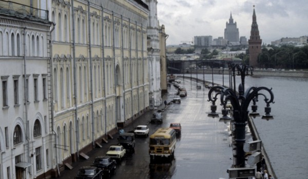 Из-за прокладки водопровода на Софийской набережной ограничат движение автотранспорта