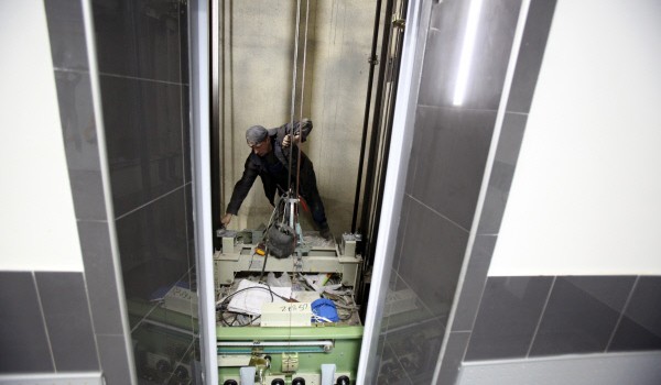В  2015 году в московских домах заменили 2,4 тысячи лифтов