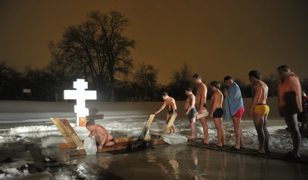 Около 35 тыс. человек окунулись в купели в природных парках Москвы в крещенскую ночь