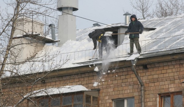 Более 13 тысяч человек  очищают снег с крыш московских домов