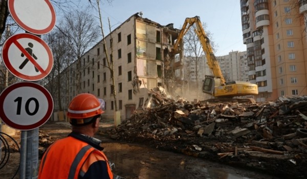 В районе Аэропорт на севере столицы начался снос ветхой пятиэтажки