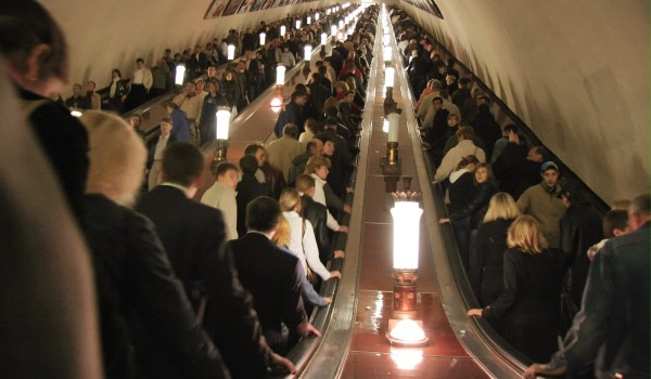 В Москве наблюдается снижение пассажиропотока на станциях метро у ж/д вокзалов и крупных торговых центров
