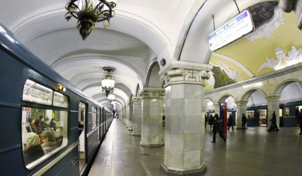 На четырех станциях московского метро установили стойки «Живое общение»
