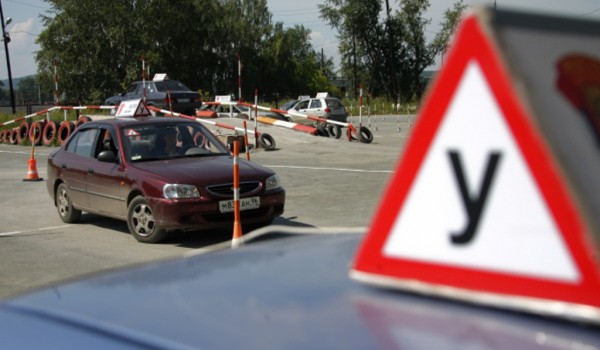 Учащихся московских школ и колледжей могут обучить вождению автомобилей