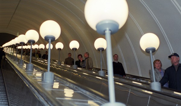 На стенах вдоль эскалаторов метро могут установить видеоэкраны