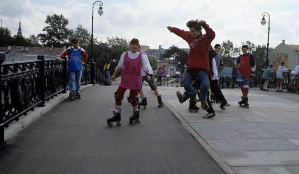 Бесплатные занятия для детей по катанию на роликовых коньках стартовали в измайловском парке