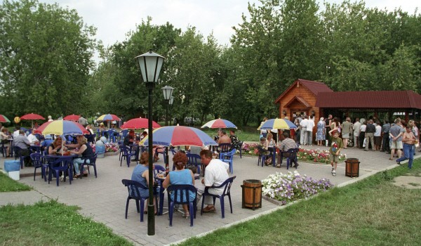 В центре Москвы открылись летние кафе