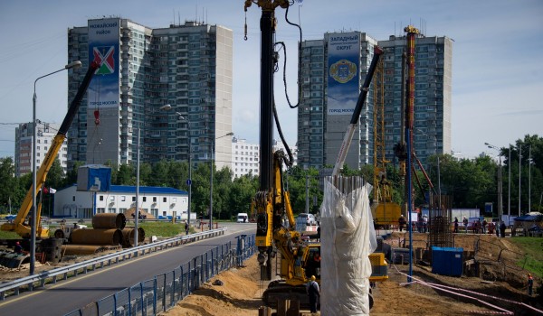 В столице завершено бетонирование опор надземного пешеходного перехода на ТПУ «Владыкино»