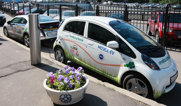 Жители столицы смогут бесплатно пользоваться паркингом и зарядкой для электромобилей