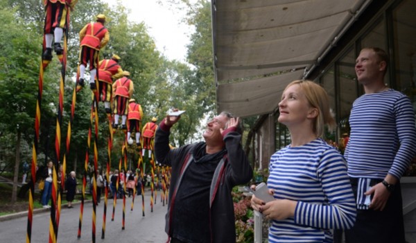 Около 200 ходулистов примут участие в благотворительном параде-концерте «Между небом и землей» в парке «Останкино»