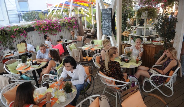 Количество летних кафе в столице увеличилось на 40% с начала этого сезона