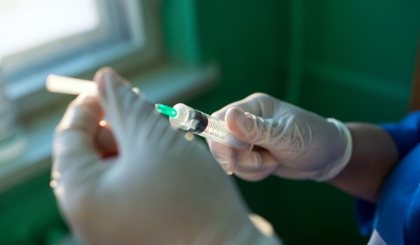 Прививки от энцефалита ежегодно делают 20 тыс. москвичей 