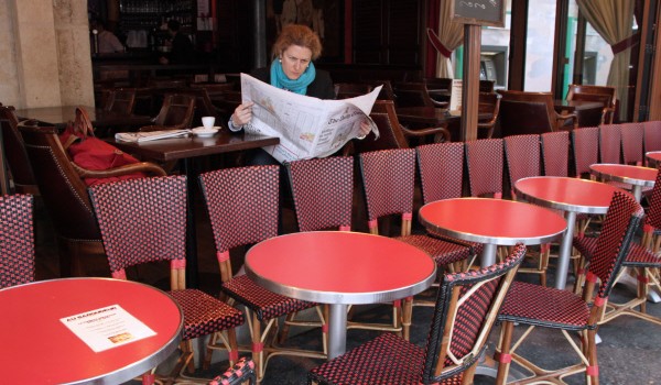В столице утвердили создание уличных барных стоек и сидячих мест на подоконниках в кафе