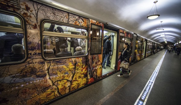 В столичной подземке запустили поезд «Акварель» с экспозицией «Мастера Строгановской школы» 