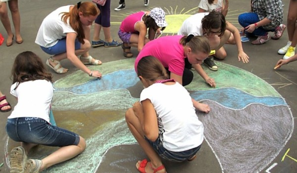 28 мая на ВДНХ дети нарисовали на асфальте более 170 рисунков о Москве