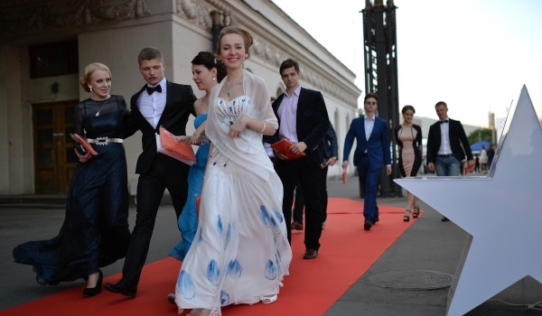 400 московских детей получили наряды в рамках акции «Поможем подготовиться к школьному балу»