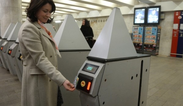 Пассажиры столичного метро смогут оплачивать проезд банковской картой