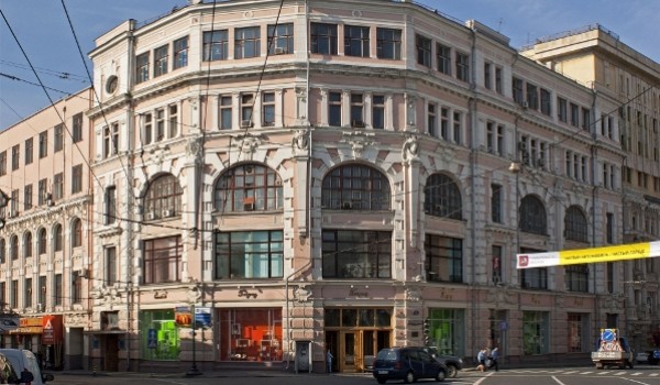 Реставраторы восстановили исторический облик меркурия на фасаде «Торгового дома Кузнецова»