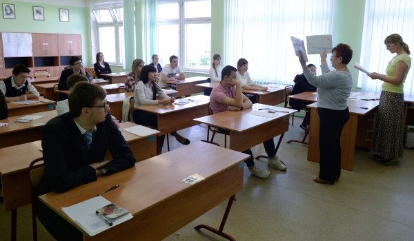 По итогам ЕГЭ выросло количество выпускников-стобалльников и отличников в столице