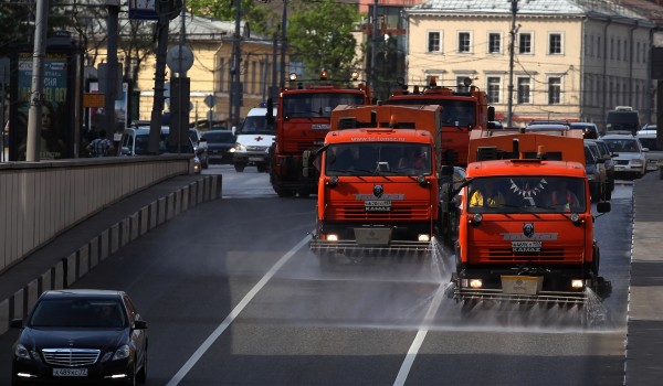 Около 5 тыс. единиц поливомоечной техники работает на улицах города