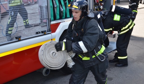 Московские пожарные совершили 820 выездов на тушение горящей травы с начала пожароопасного периода