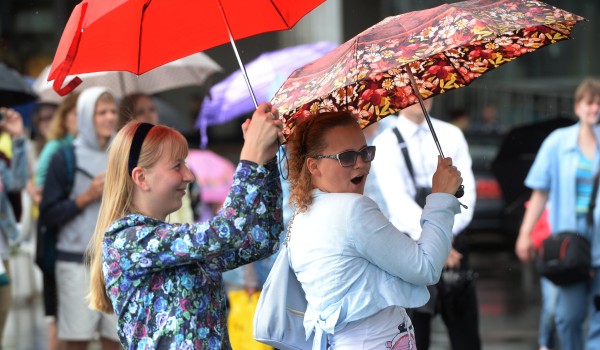 Кратковременные дожди и повышение температуры до 28 градусов тепла ожидают Москву 25 июля