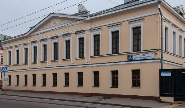 Работы по реконструкции флигеля XIX века на ул. Александра Солженицына остановлены