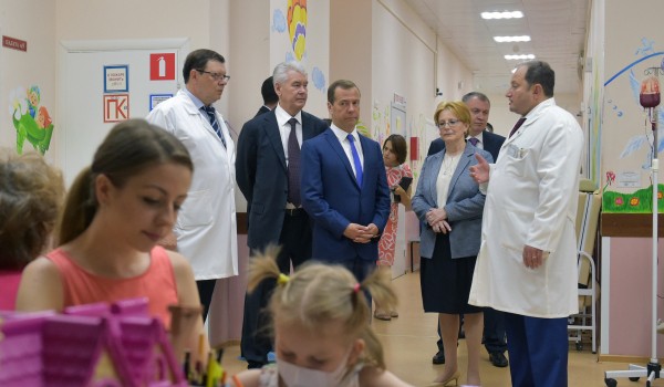 Медведев и Собянин посетили Морозовскую детскую больницу