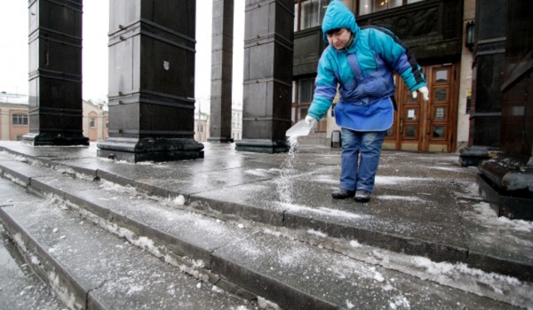 Общая сумма контрактов на поставку в столицу противогололедных реагентов составляет 4,2 млрд рублей