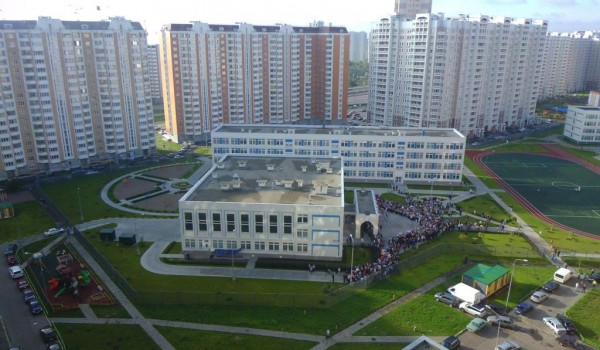 Порядка 90% московских школьников выбрали школы рядом с домом в новом учебном году 