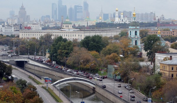 Мосты в центре Москвы оформят в честь Дня Государственного флага России