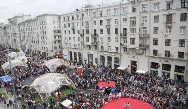 Порядка 2,4 млн человек приняли участие в праздничных гуляниях на Тверской в День города