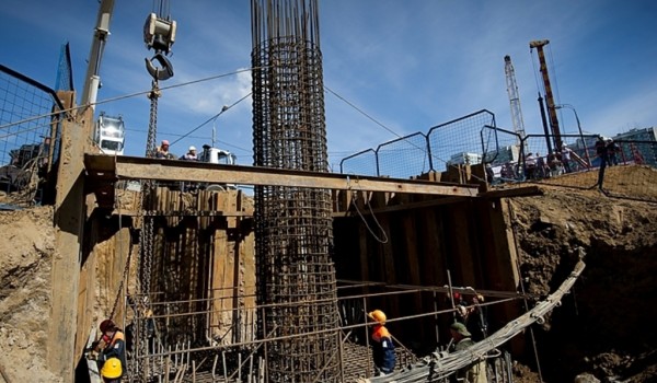 Московские строители приступили к забуриванию свай под фундаменты опор эстакады по Варшавскому шоссе на Южной рокаде