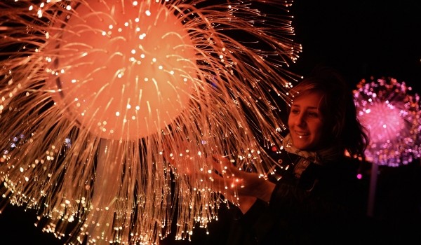 Пиротехнический водопад увидят москвичи в рамках фестиваля «Круг света» на ВДНХ