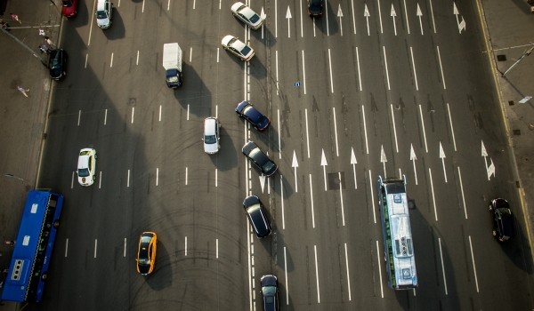 Количество полос на некоторых столичных дорогах увеличилось за счет новой разметки