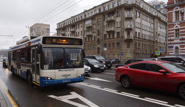 Около 20 автобусных и троллейбусных маршрутов будут изменены 4 ноября из-за шествия в центре столицы