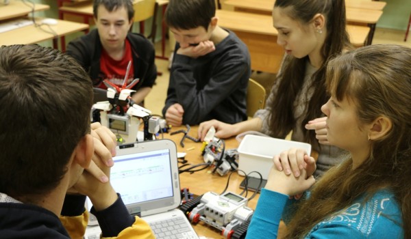 Завершился первый этап обучения зеленоградских школьников программированию и нейропилотированию роботов